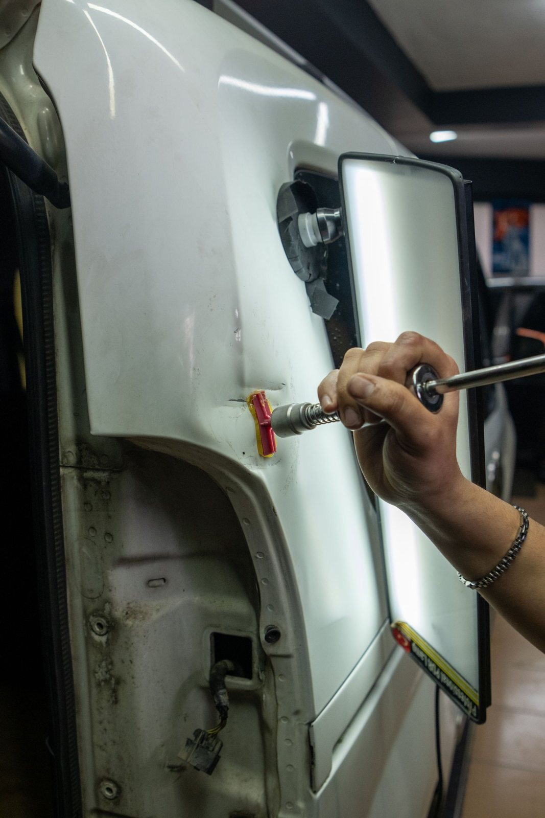 Reparo de amassado com placa de luz, técnica de martelinho de ouro