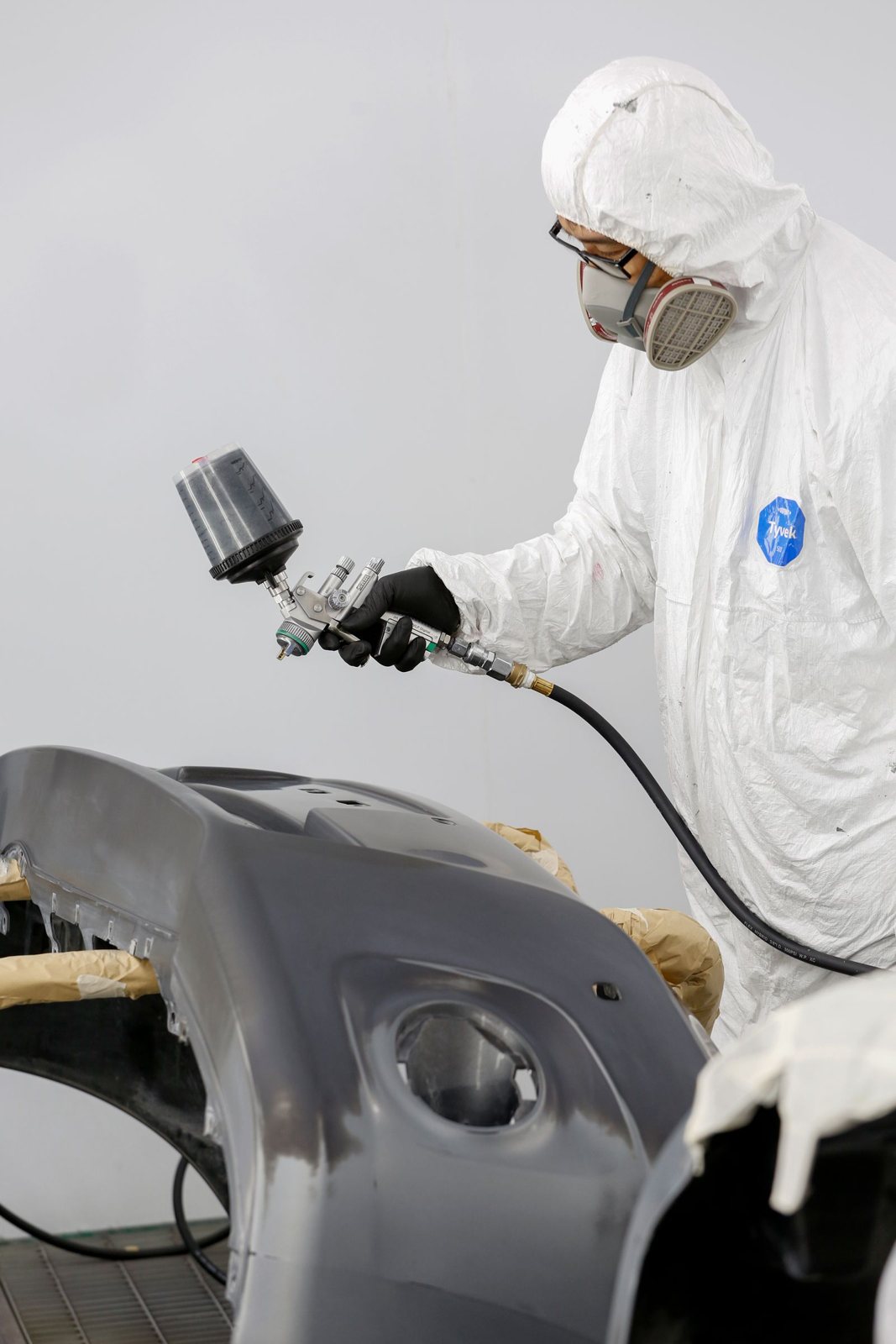 Retoque de pintura em para-choque automotivo